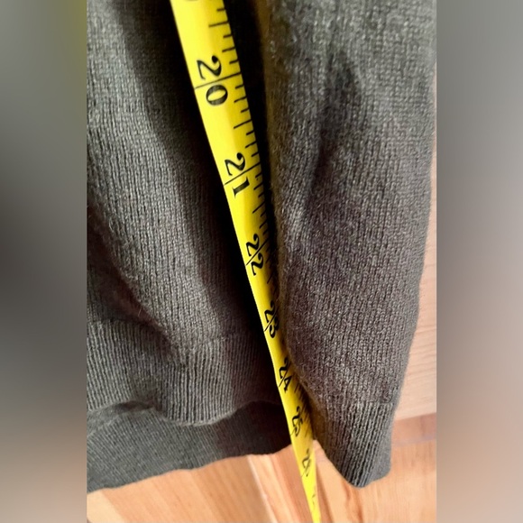 SZ Medium Uniqlo Pure Merino Wool V-Neck Olive Green Sweater Essential Cozy Gift - Picture 9 of 9